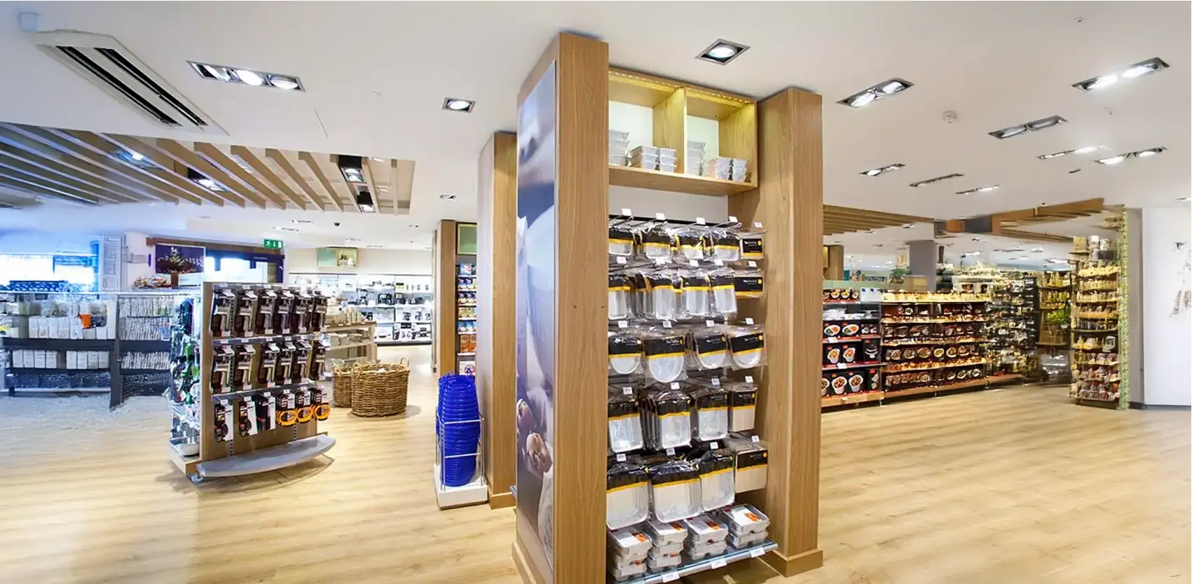 Góndolas y estanterías modulares de madera para tiendas de alimentos y retail con diseño adaptable y moderno
