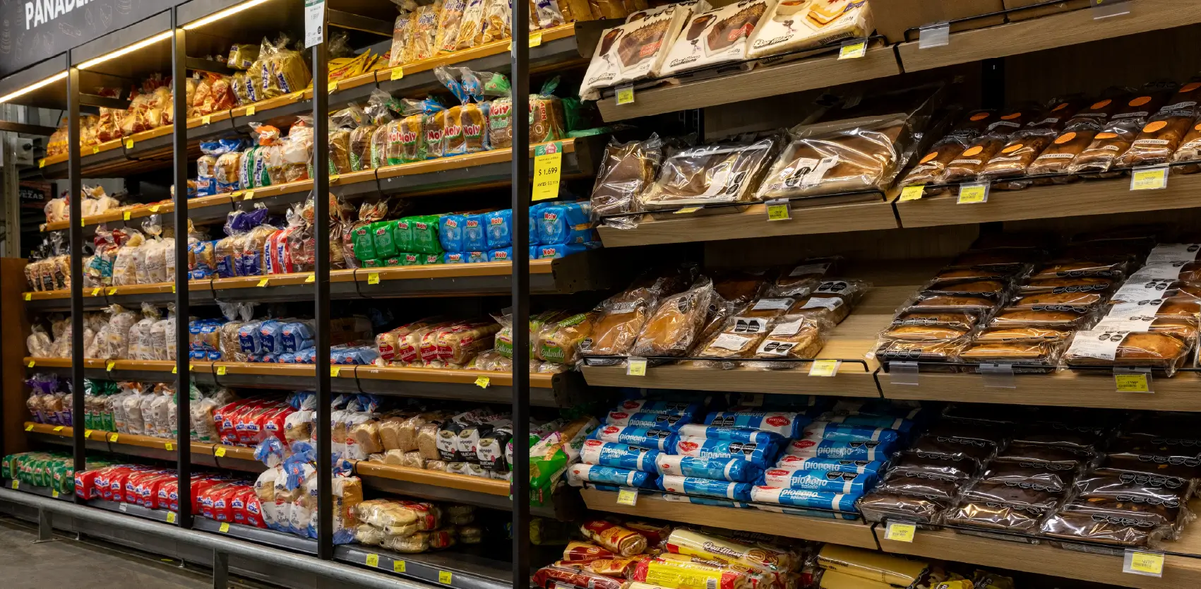 Góndola Trigo Moduace con sistema Paso 25 y estantes reforzados para cargas exigentes