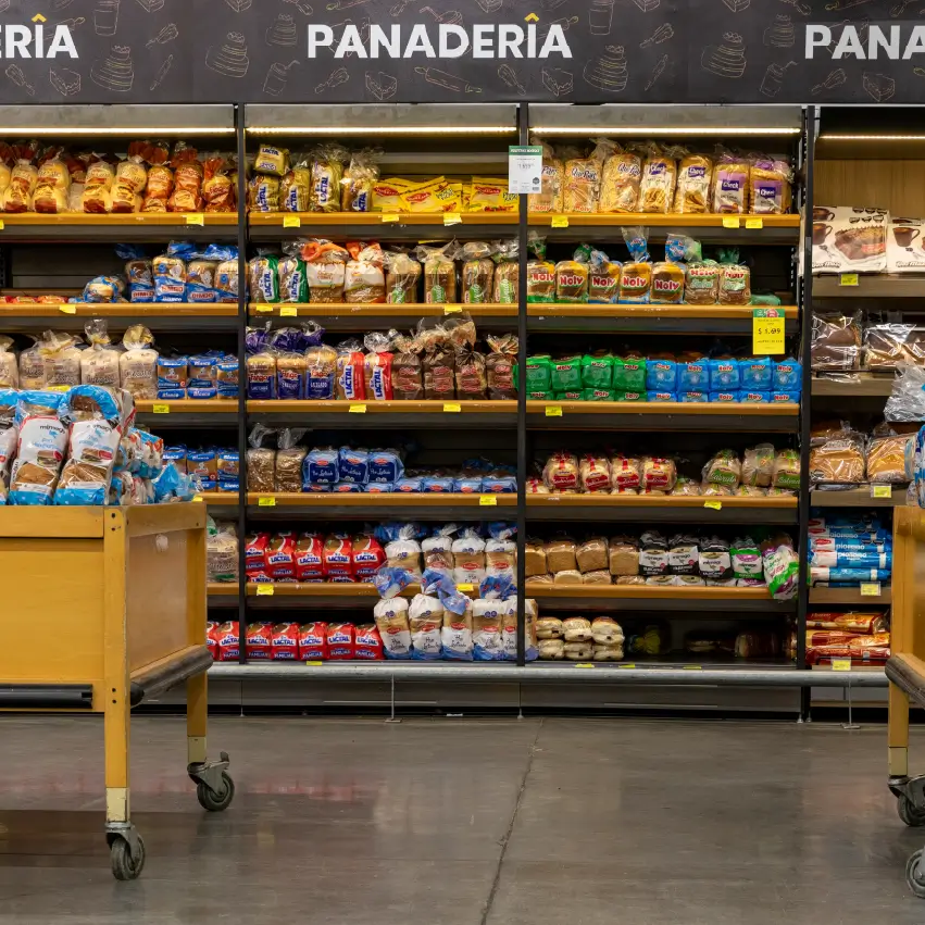 Góndolas Moduace con acabado epoxi termocontraíble que mejora la durabilidad en retail