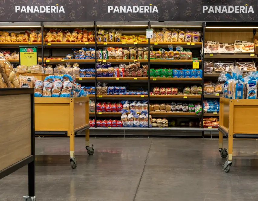 Lineal de góndolas en sector panadería con exhibición ordenada y estructura duradera