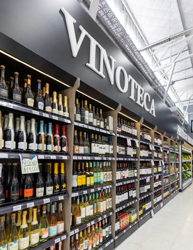 Góndola Bodega Pro con estructura metálica negra y detalles en Madera Nebraska para exhibición de vinos