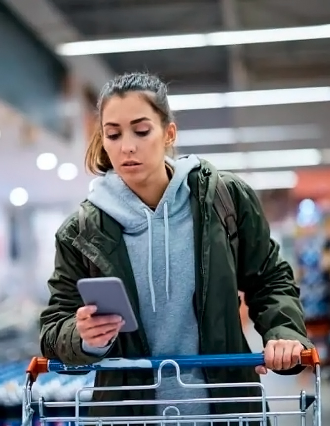 Chica joven con chango de supermercado Chica joven con chango de supermercado