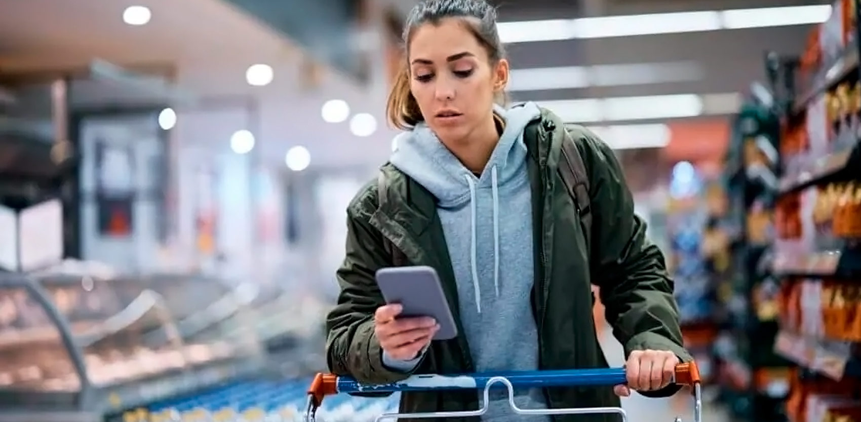 Chica joven con chango en supermercado