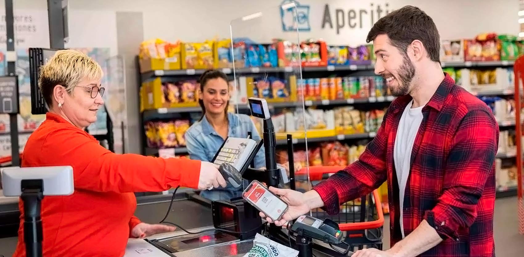 Cliente pagando con app en supermercado