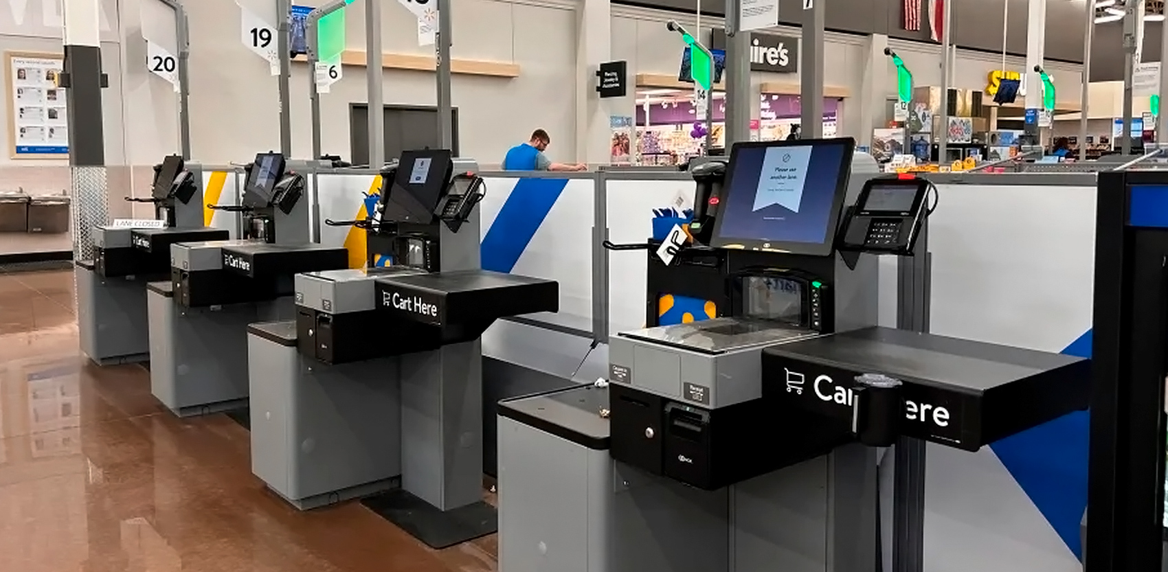 Área de checkout automatizado para autoservicio en comercio Zona de autoservicio con estaciones de cobro automatizadas en tienda retail
