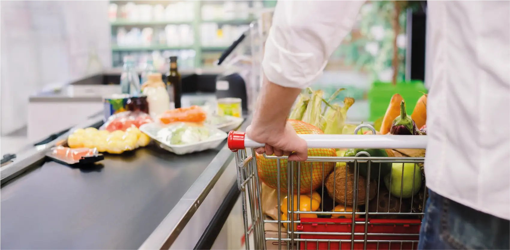 Carrito de supermercado en línea de caja checkout con productos frescos