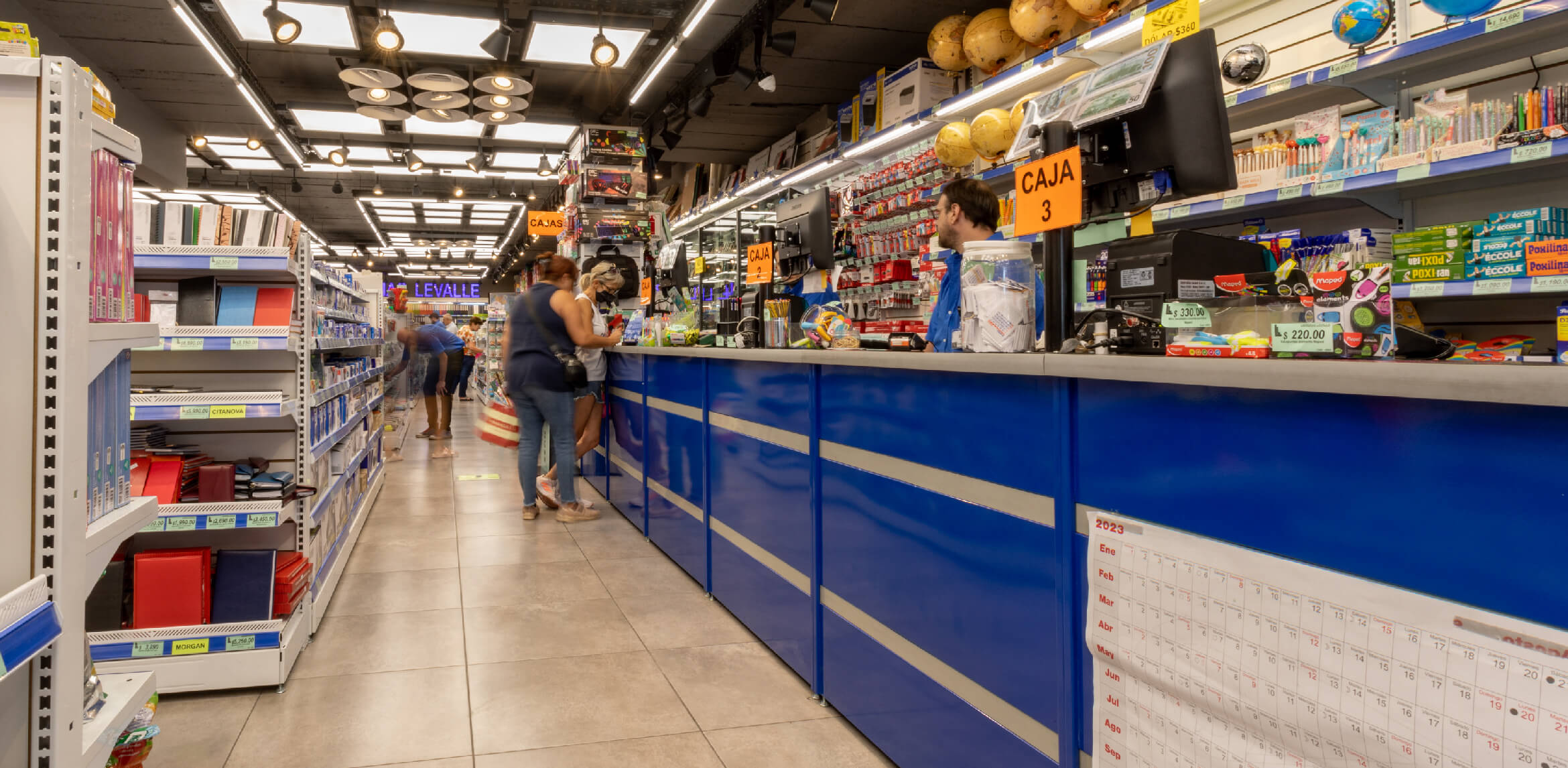 foto de gondolas con productos de libreria