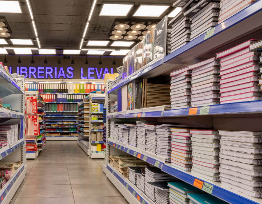 foto de gondolas con productos de libreria
