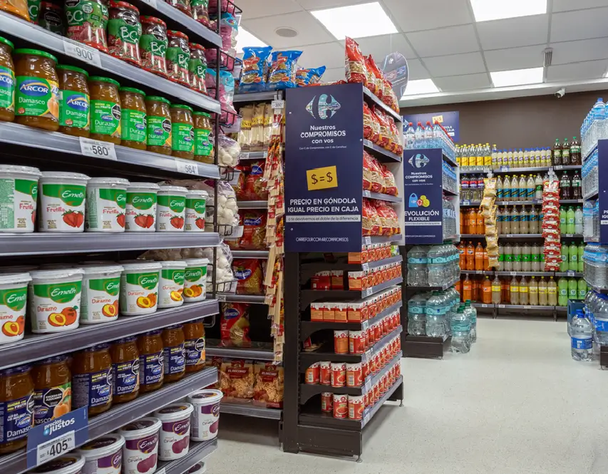 Góndola metálica con exhibición promocional en pasillo de supermercado moderno