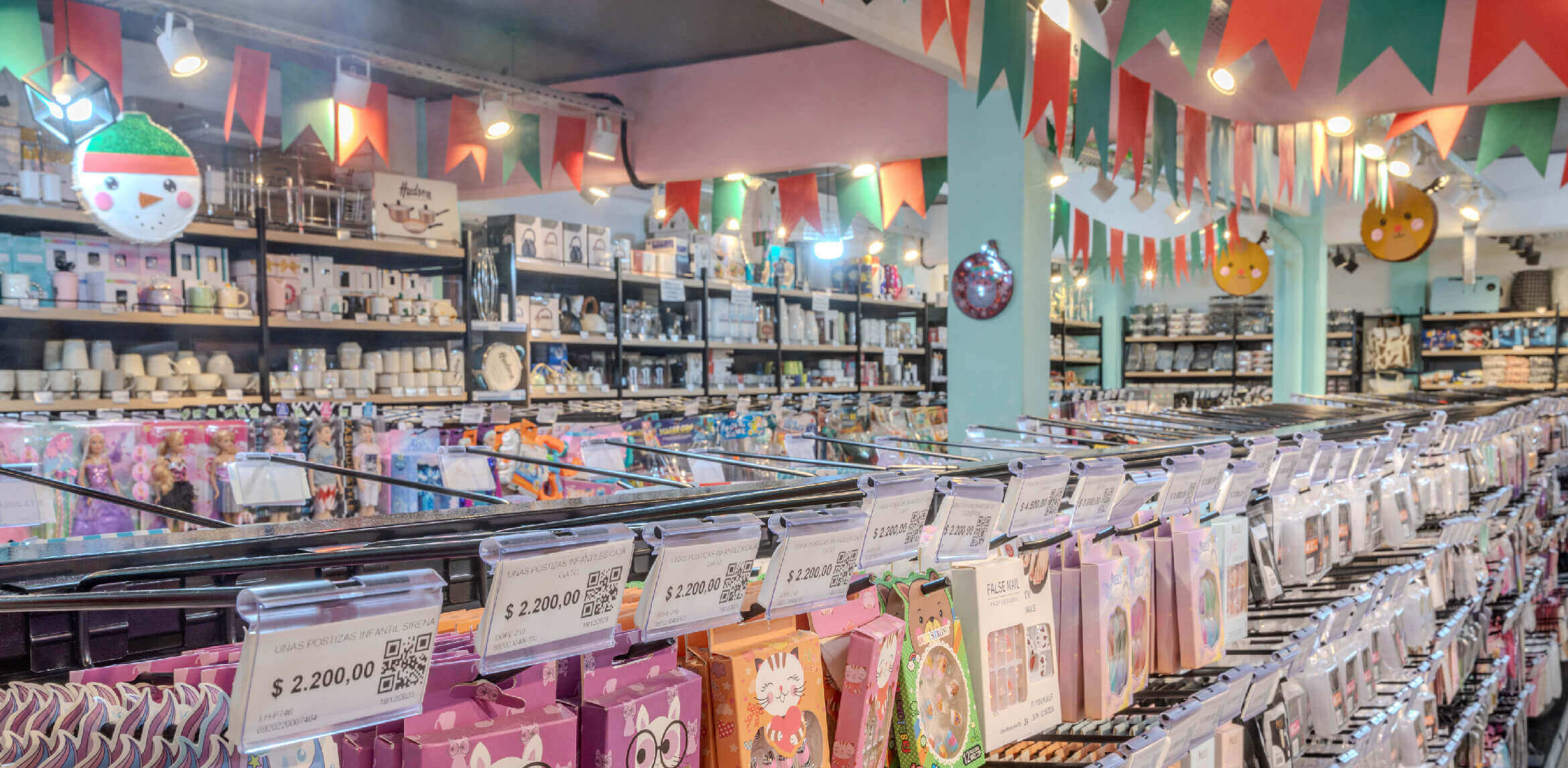 foto de gondolas llenas de productos y regalos con decoración de navidad