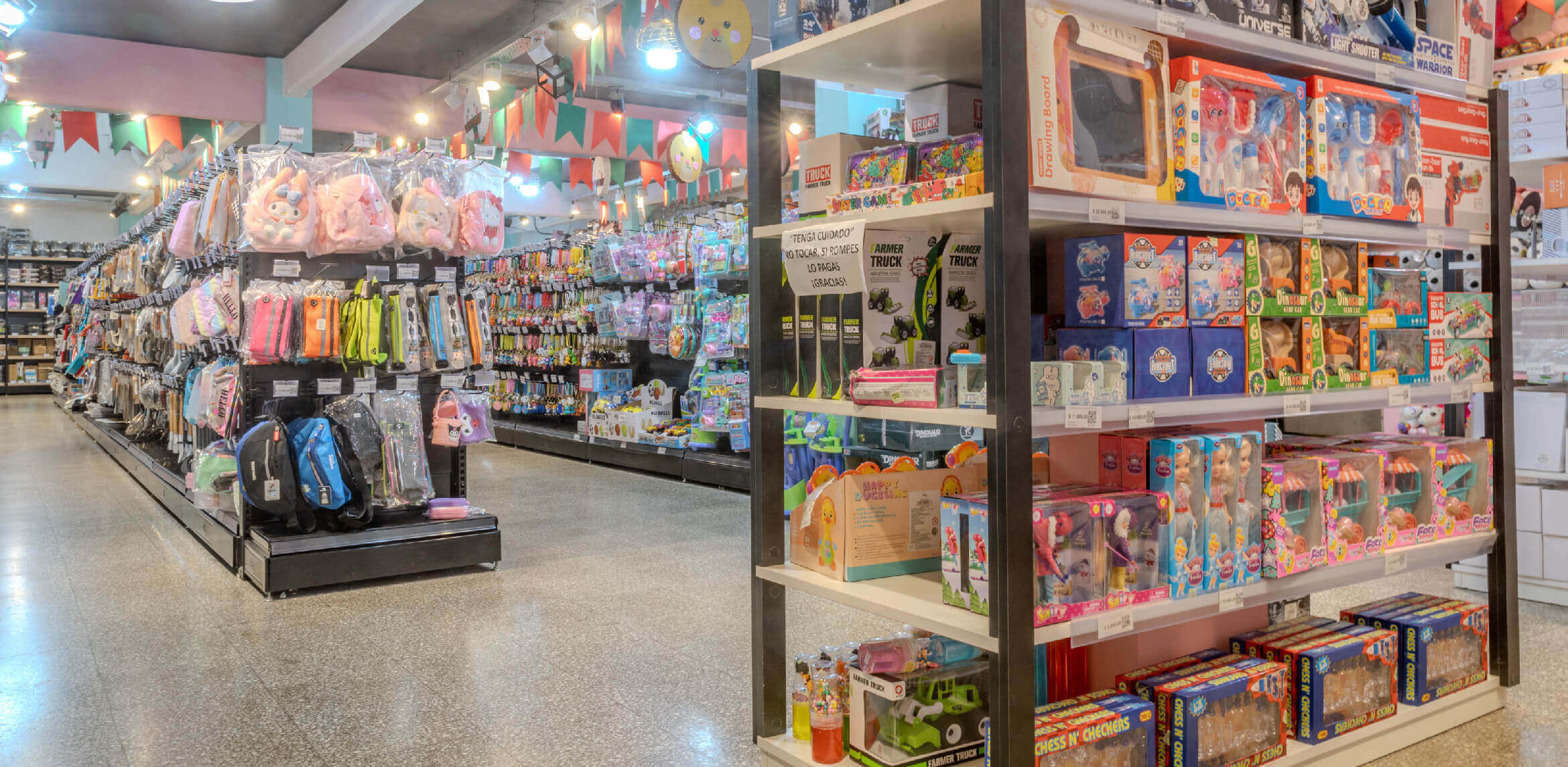 foto de gondolas llenas de productos y regalos con decoración de navidad