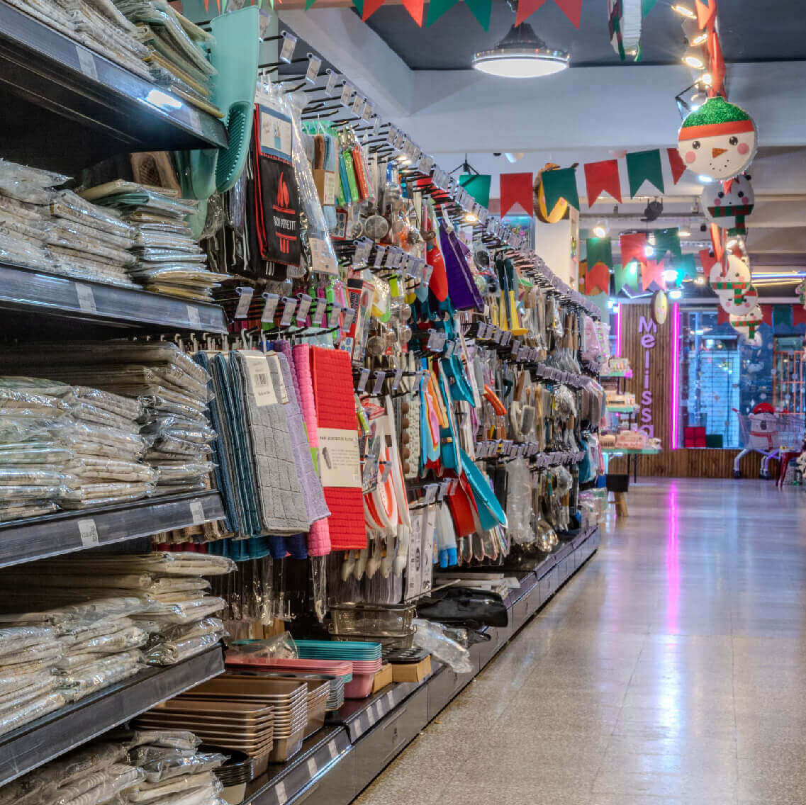foto de gondolas llenas de productos y regalos con decoración de navidad