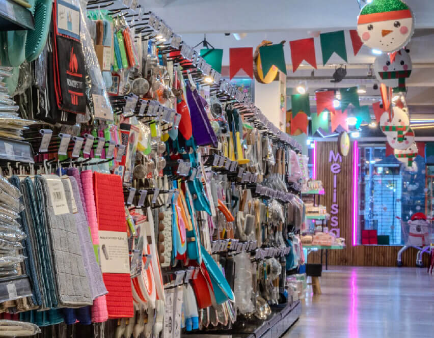 foto de gondolas llenas de productos y regalos con decoración de navidad
