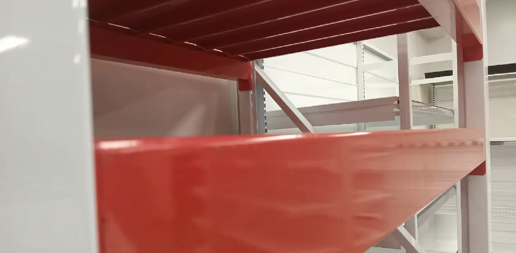 Divisores metálicos para góndolas que optimizan la organización de productos para mascotas