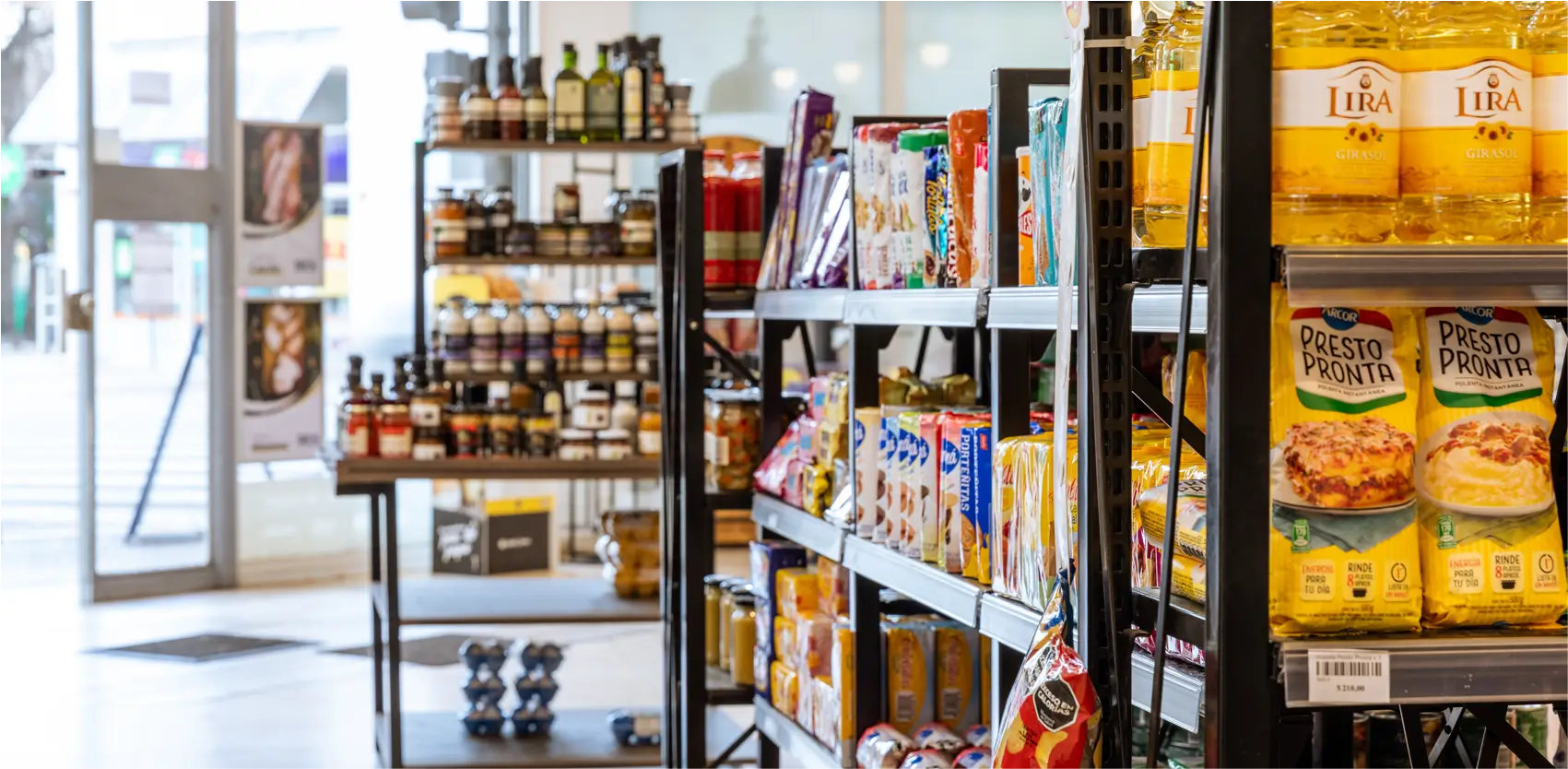 Exhibidores de temporada en supermercado organizando productos de alta rotación y mejorando la circulación