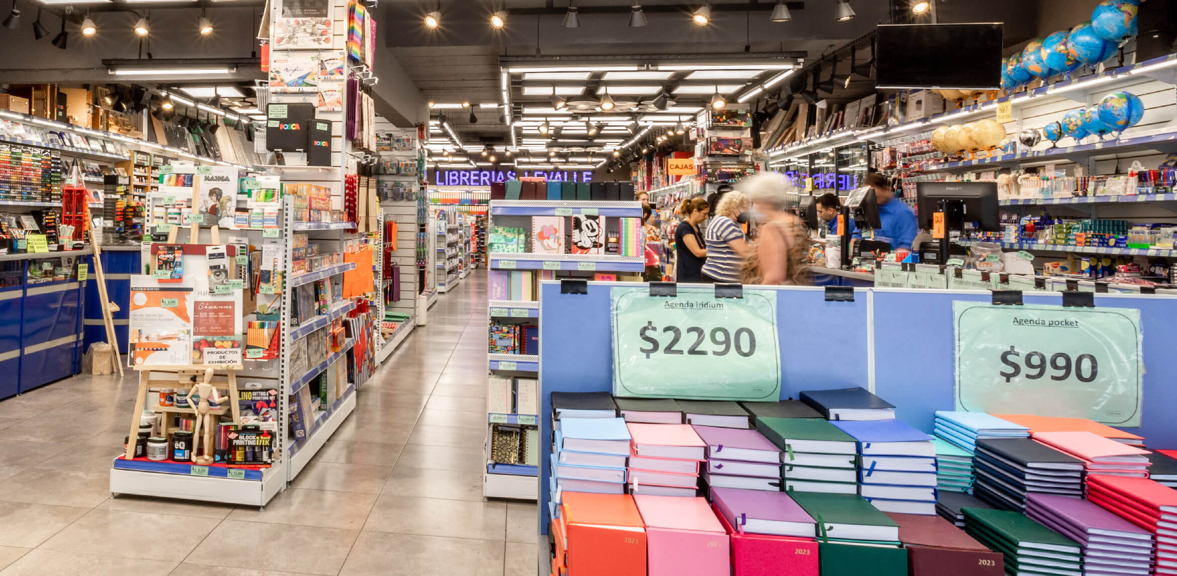 foto de gondola llena de productos de librería