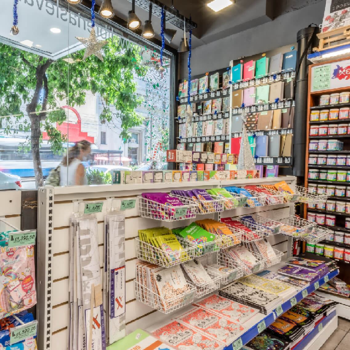 imagen de gondola llena de productos de librería