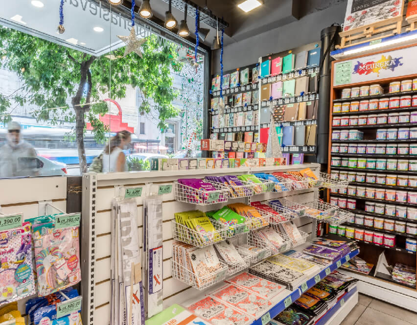 foto de gondola llena de productos de librería