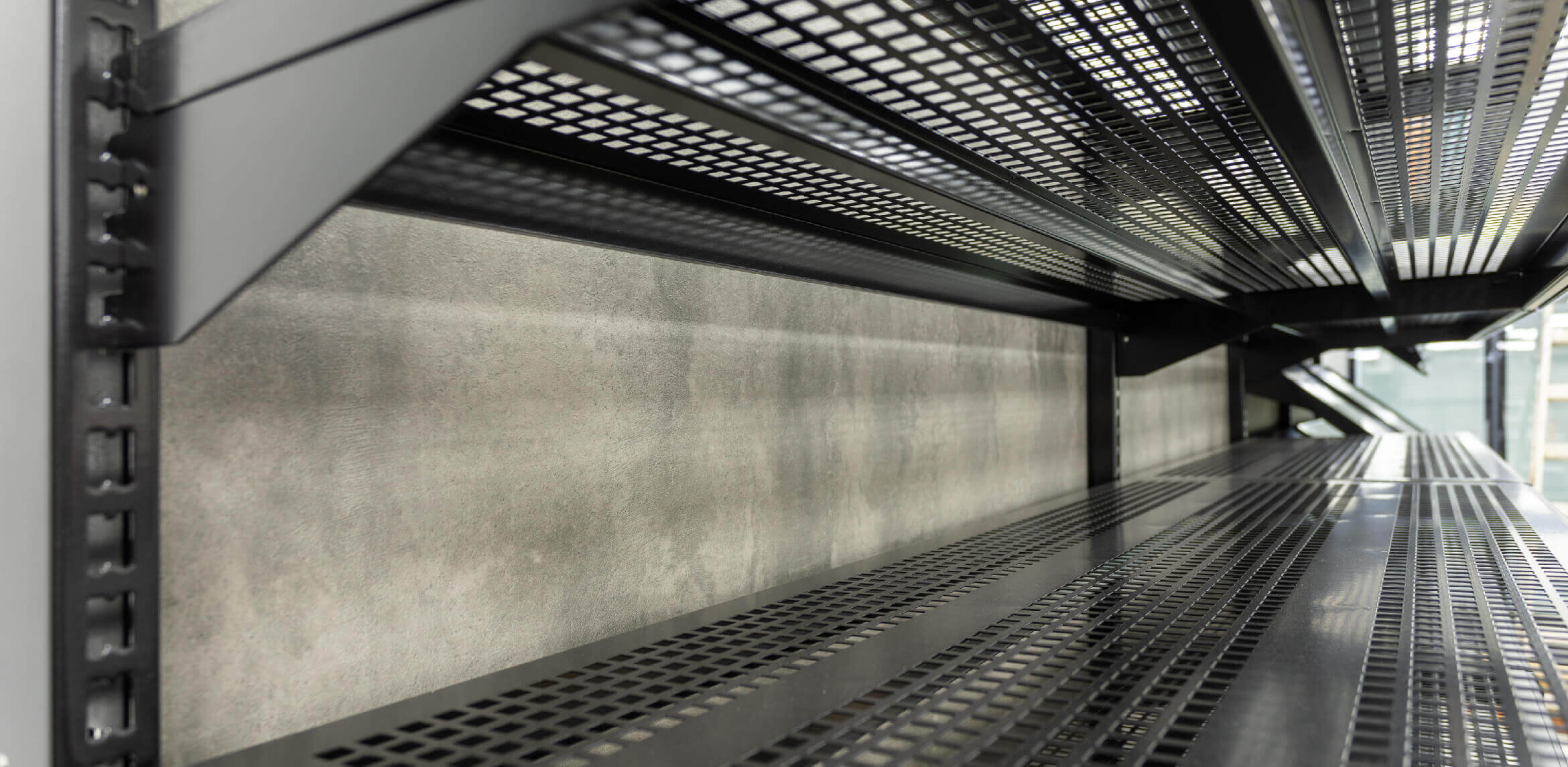 Estantes microperforados de la Góndola Blend que aseguran ventilación e higiene
