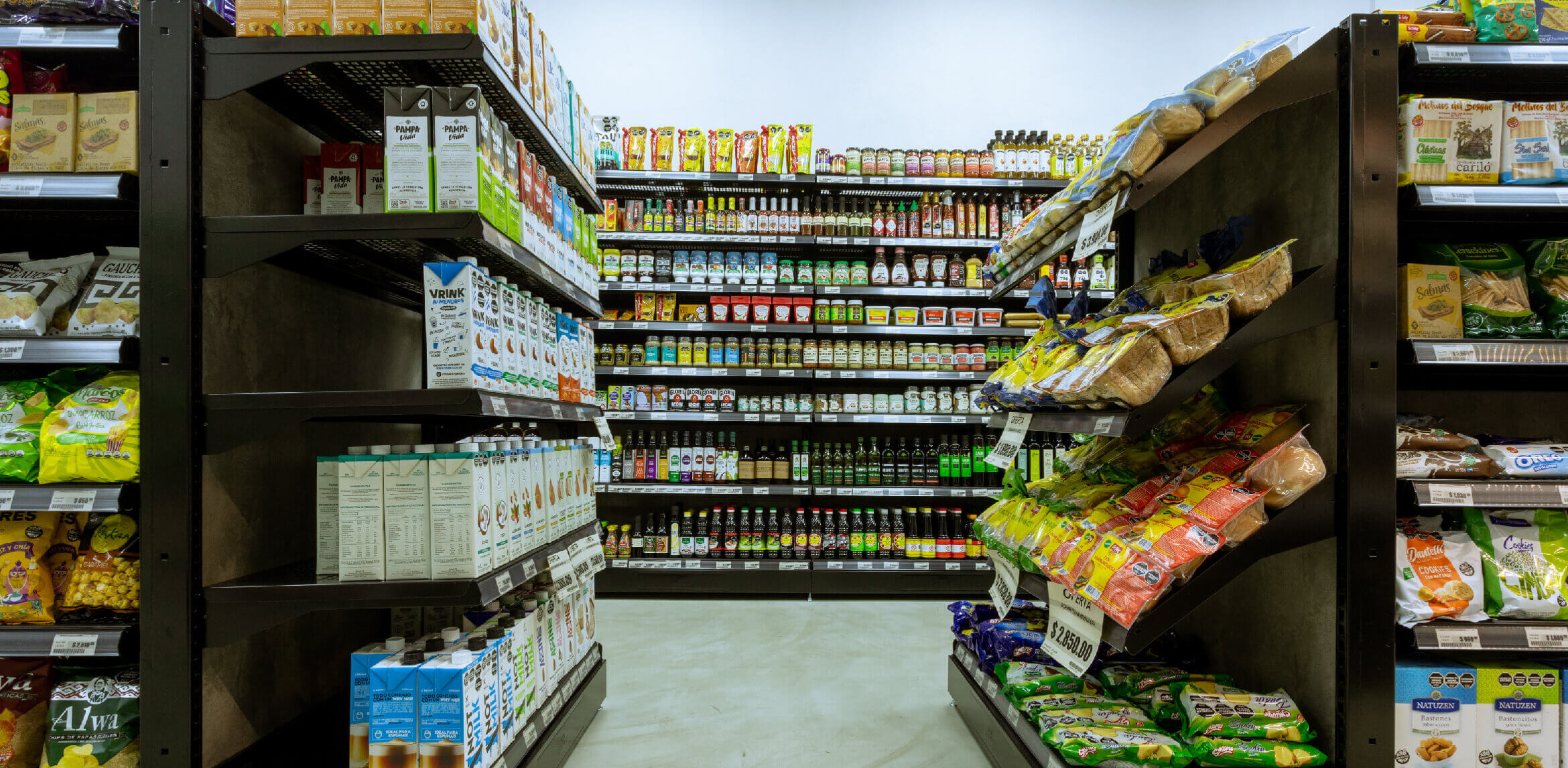 Góndola Blend de Moduace con exhibición de productos en tienda de autoservicio