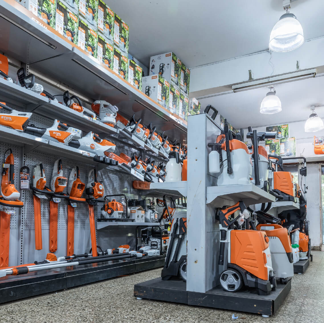 foto de gondolas llenas de productos de ferreteria y pintureria