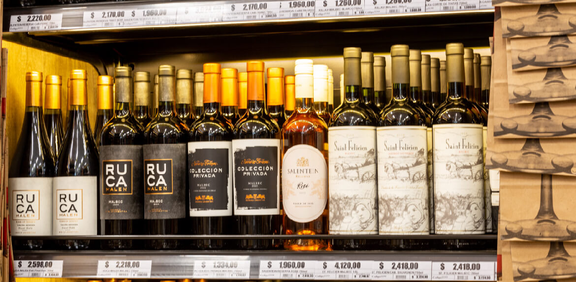 ideas unicas para exhibir vinos en tu tienda