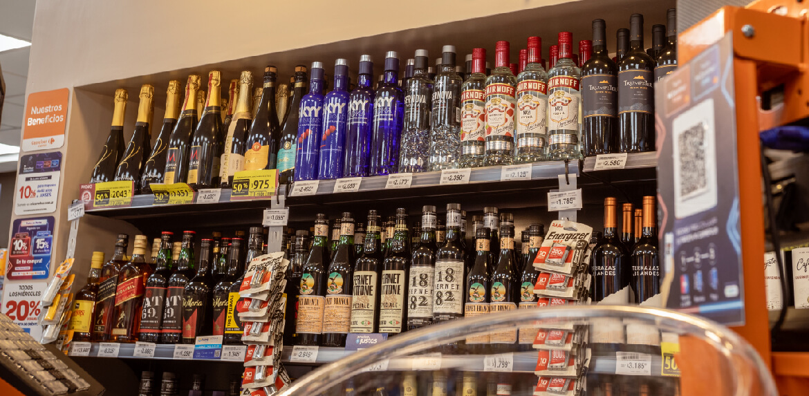 ideas unicas para exhibir vinos en tu tienda