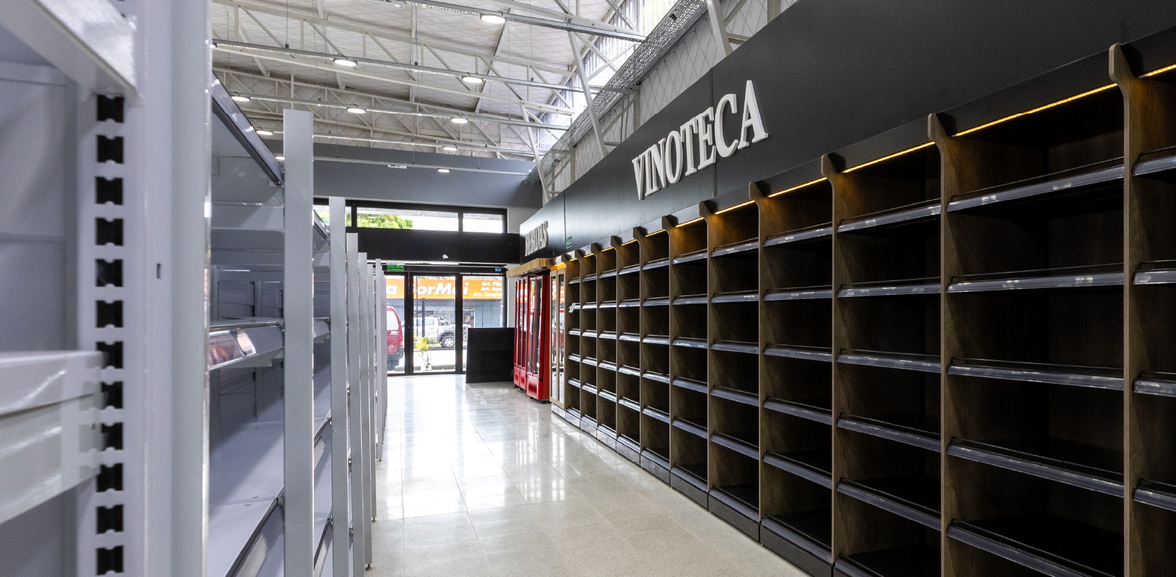 Góndolas reforzadas para bebidas de alta rotación en supermercado con estructura metálica de alta resistencia