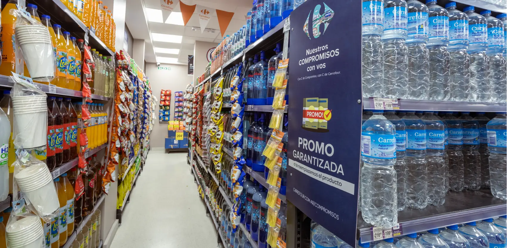 Góndolas para bebidas de alta rotación instaladas en supermercado con estructura reforzada Moduace