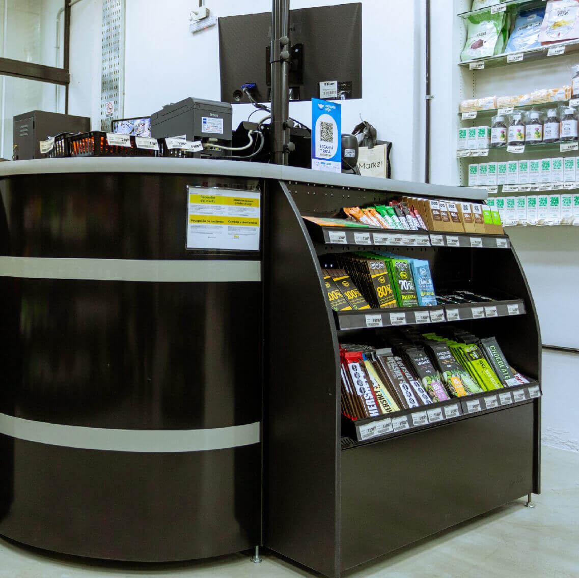 foto de gondolas llenas de productos de productos en un kiosco
