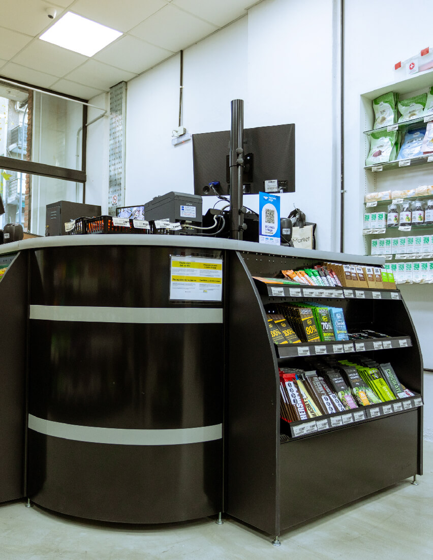 foto de gondolas llenas de productos en un kiosco