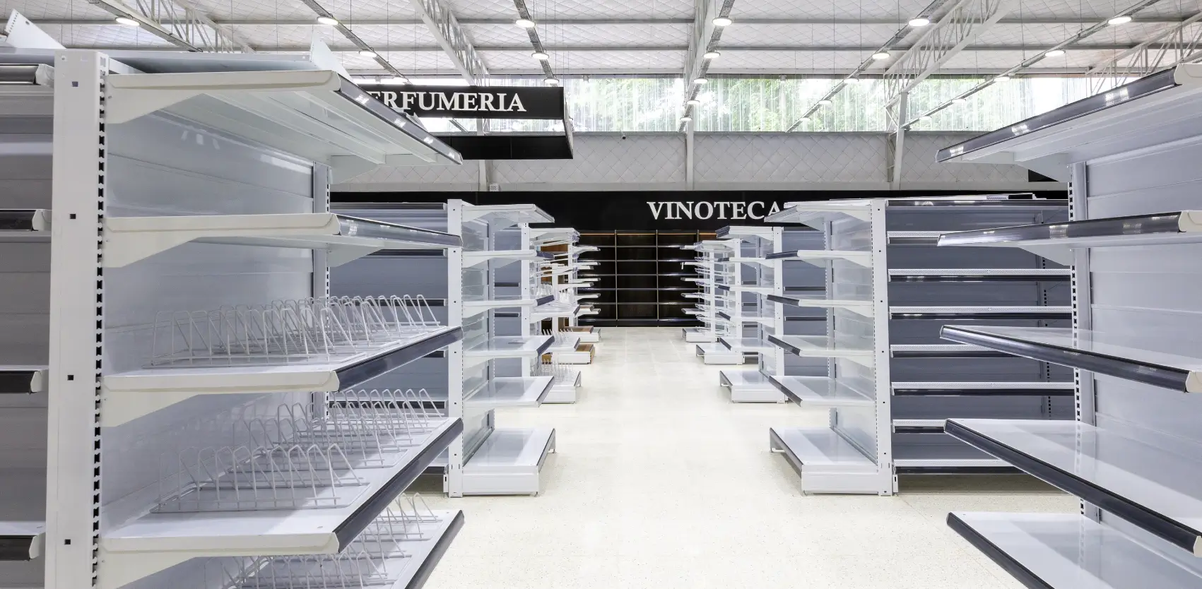 Diseño de layout comercial con pasillos amplios y logística eficiente en sala de ventas