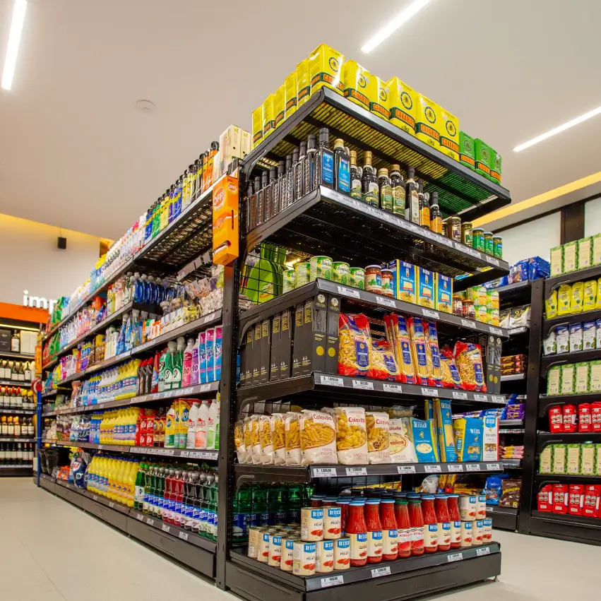 Layout comercial con góndolas metálicas optimizando circulación y reposición de productos