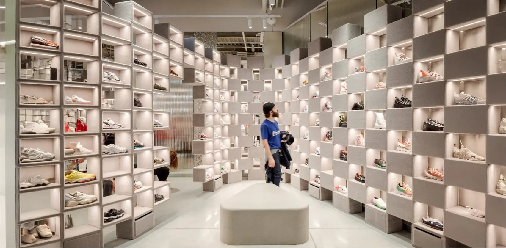 Exhibidores metálicos modulares en tienda de calzado con diseño moderno