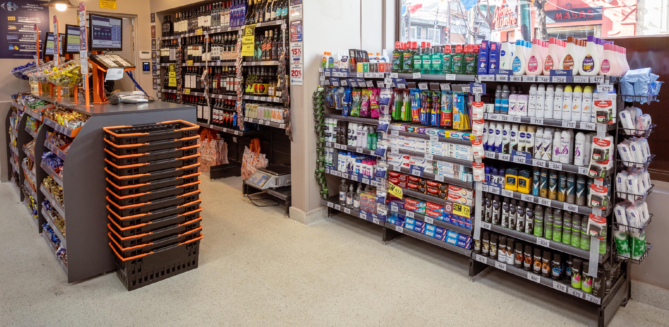 foto de góndolas con productos de autoservicio