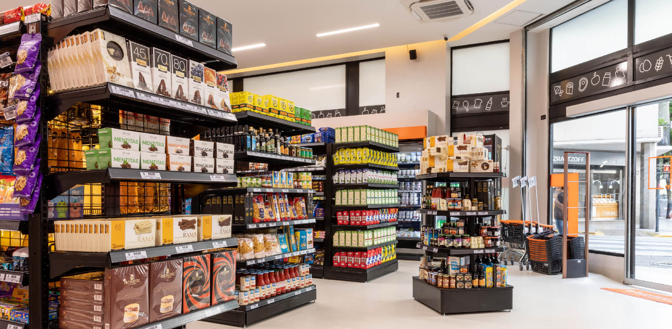 foto de góndolas con productos de autoservicio