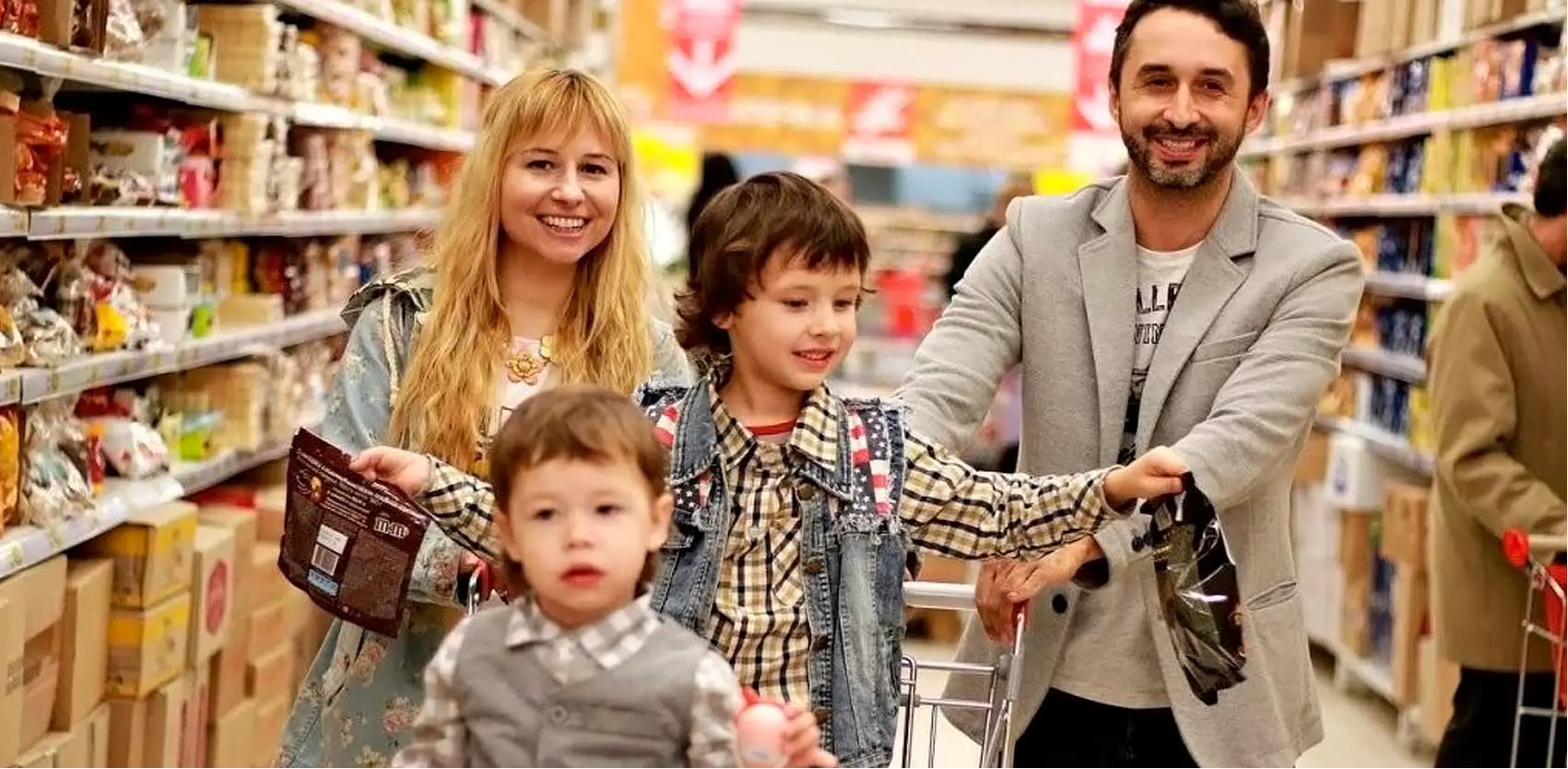 Interior de supermercado con confort acústico Familia en supermercado con confort acústico