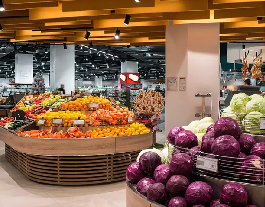 Soluciones acústicas para supermercados Interior de supermercado con cielo absorbente