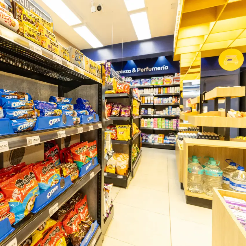 Equipamiento comercial en tienda de proximidad con exhibición eficiente y góndolas modulares
