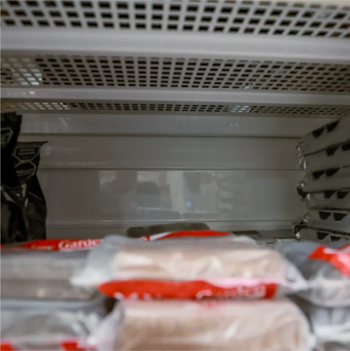 Estanterías metálicas con productos envasados en tienda natural