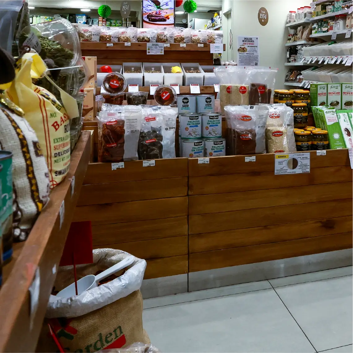 Exhibidores de madera en tienda especializada con productos naturales