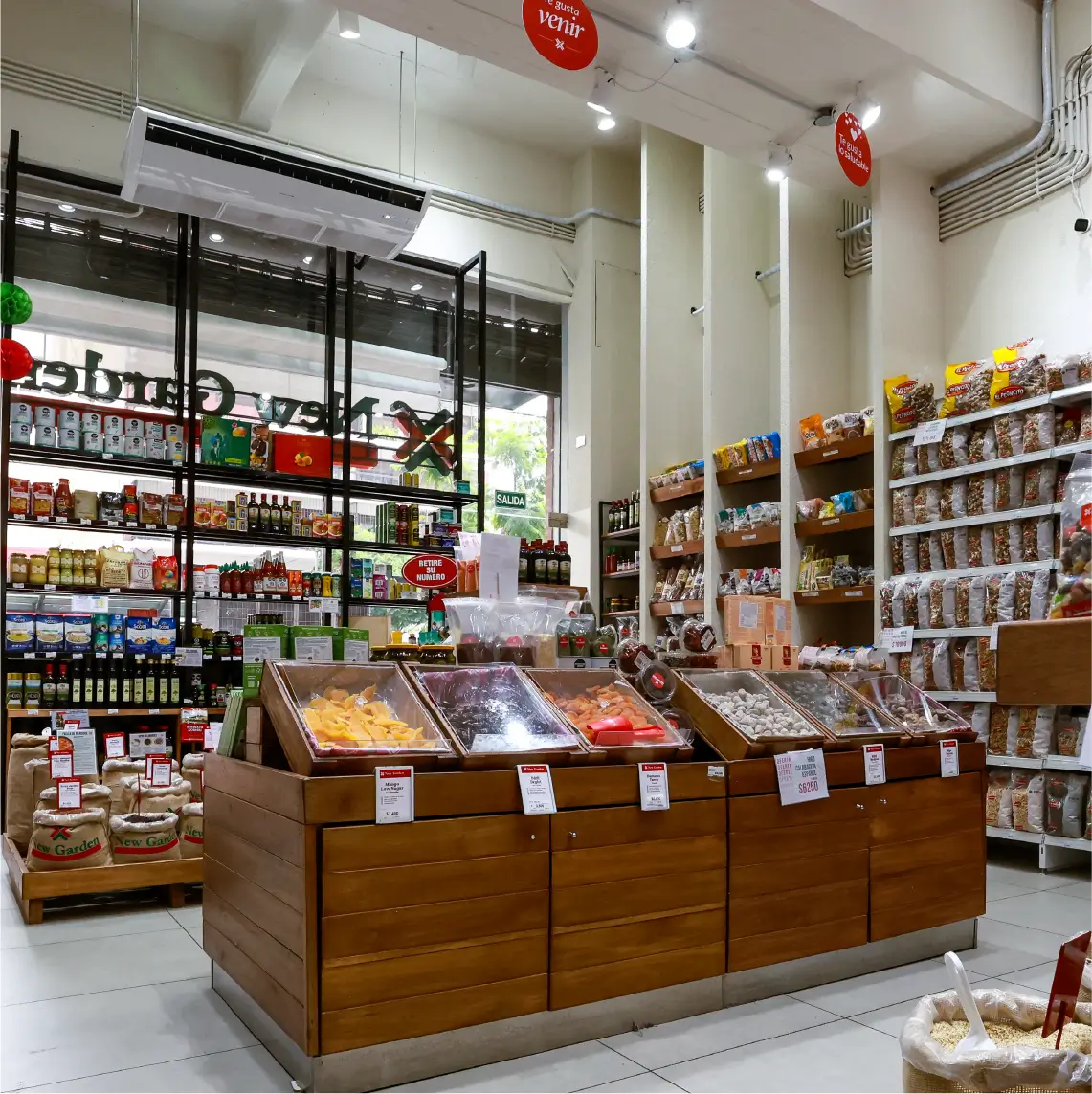 Góndolas centrales con productos naturales organizados por categorías