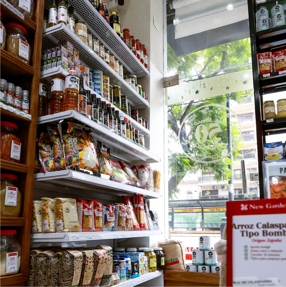 Lineal de góndolas murales con productos naturales en tienda especializada