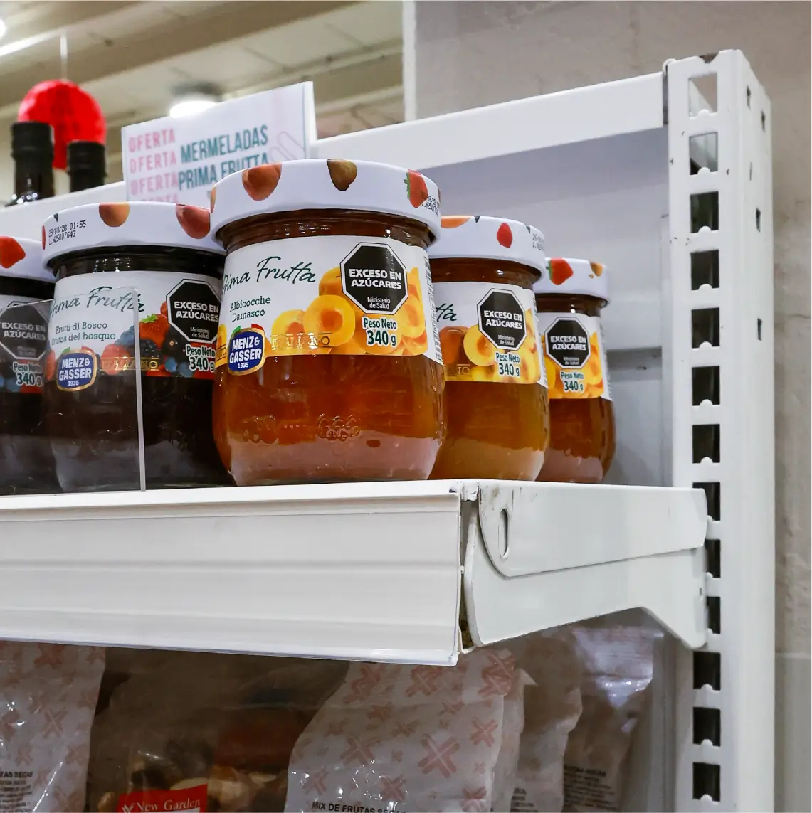 Góndolas murales con productos secos organizados en tienda especializada