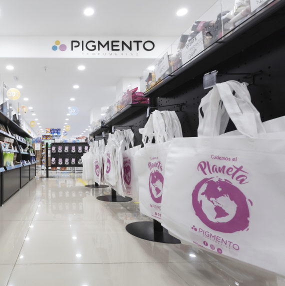 stand negro de chapa para sostener bolsas totem