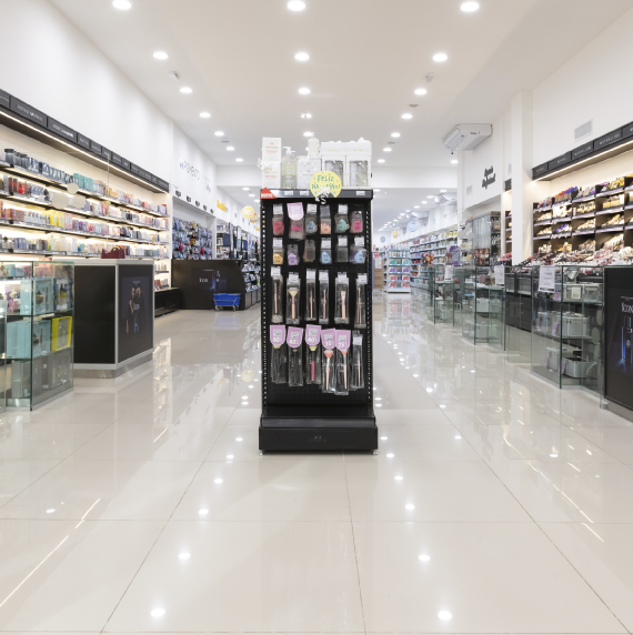 foto a distancia del stand negro de chapa para colgar productos de belleza