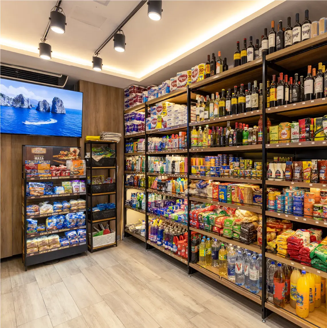 Góndolas comerciales de madera y metal en almacén moderno con iluminación LED en Local PLAZA Almacén Fiambrería