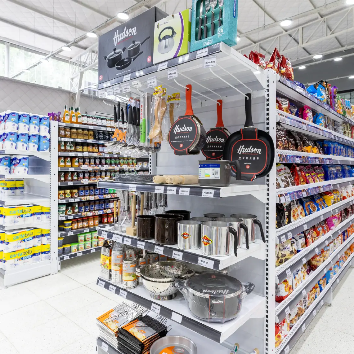Góndolas y exhibidores Moduace creando un recorrido comercial ordenado