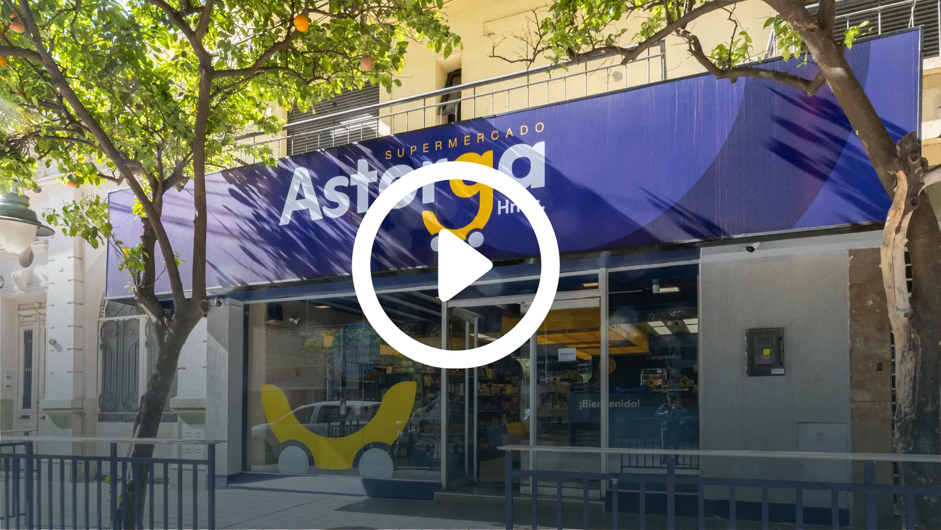 Supermercado Astorga Hnas., fachada con logo distintivo en azul y amarillo